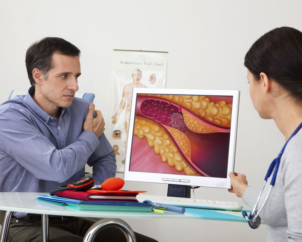 patient-consulting-doctor-looking-at-coronary-thrombosis-on-screen
